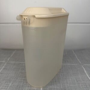 Rubbermaid Servin Saver Drink Pitcher 2.5 Quarts Easy Grip Almond